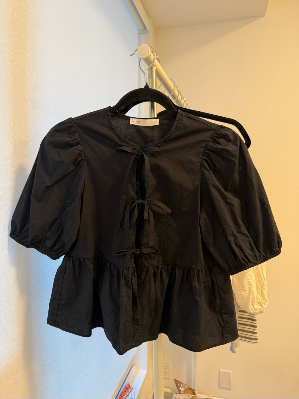 OAK + FORT Black Puff-Sleeve Tie-Front Peplum Blouse